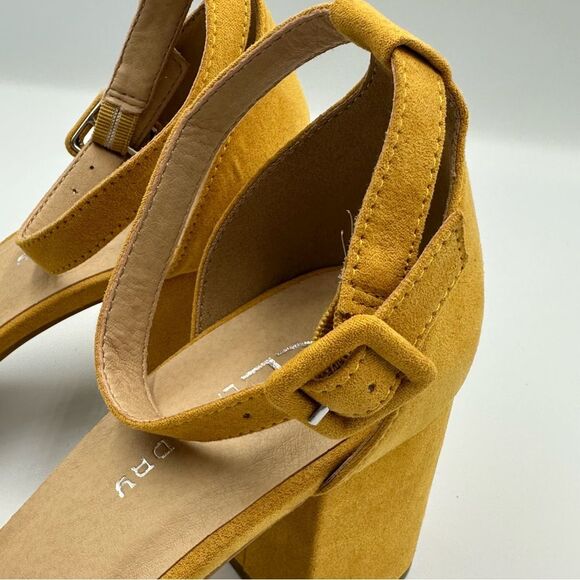 Chinese Laundry Women's Jody Yellow Suede Block Heel Sandals SZ 10 Ankle Strap - Picture 4 of 11